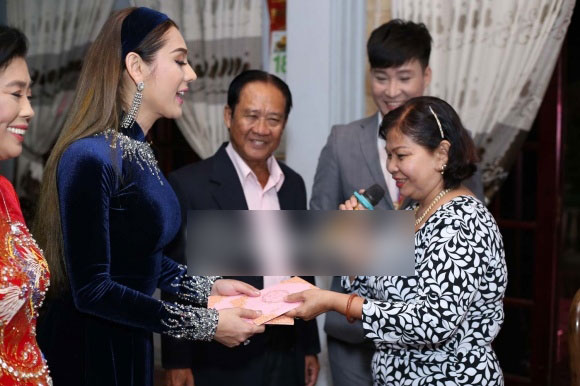 Lâm Khánh Chi diện áo dài nhung xanh dịu dàng, tất bật chuẩn bị cho hôn lễ ngày mai Lâm Khánh Chi diện áo dài nhung xanh dịu dàng, tất bật chuẩn bị cho hôn lễ ngày mai